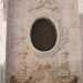 Mentre le due porte laterali allingresso principale sono sormontate da due finestre ovali impreziosite da fregi e decori a coppe